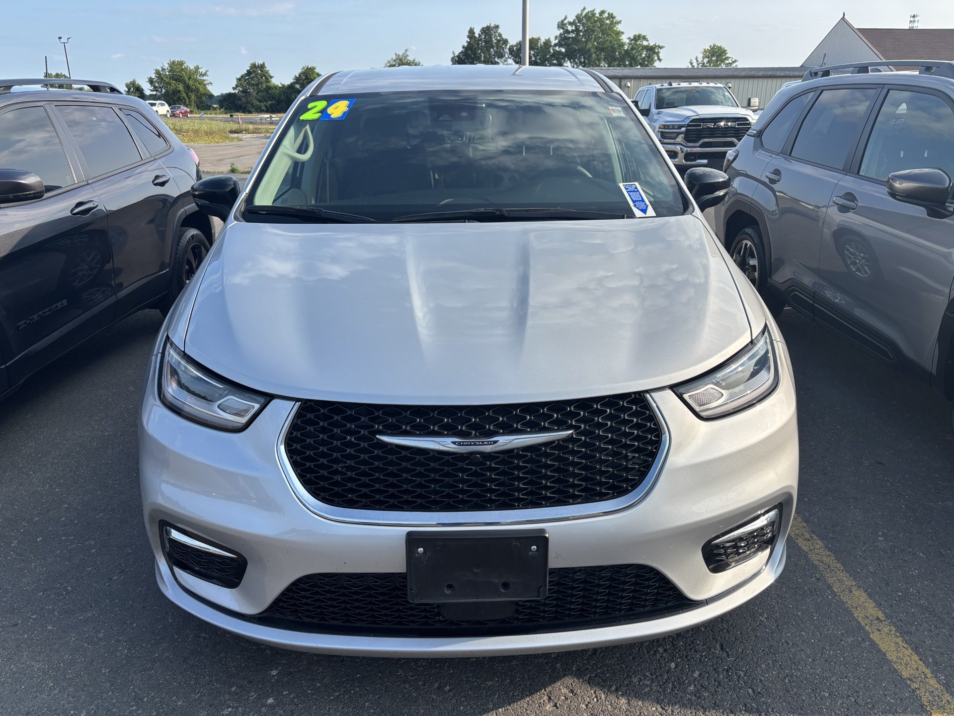 Used 2024 Chrysler Pacifica Touring-L FWD image 3