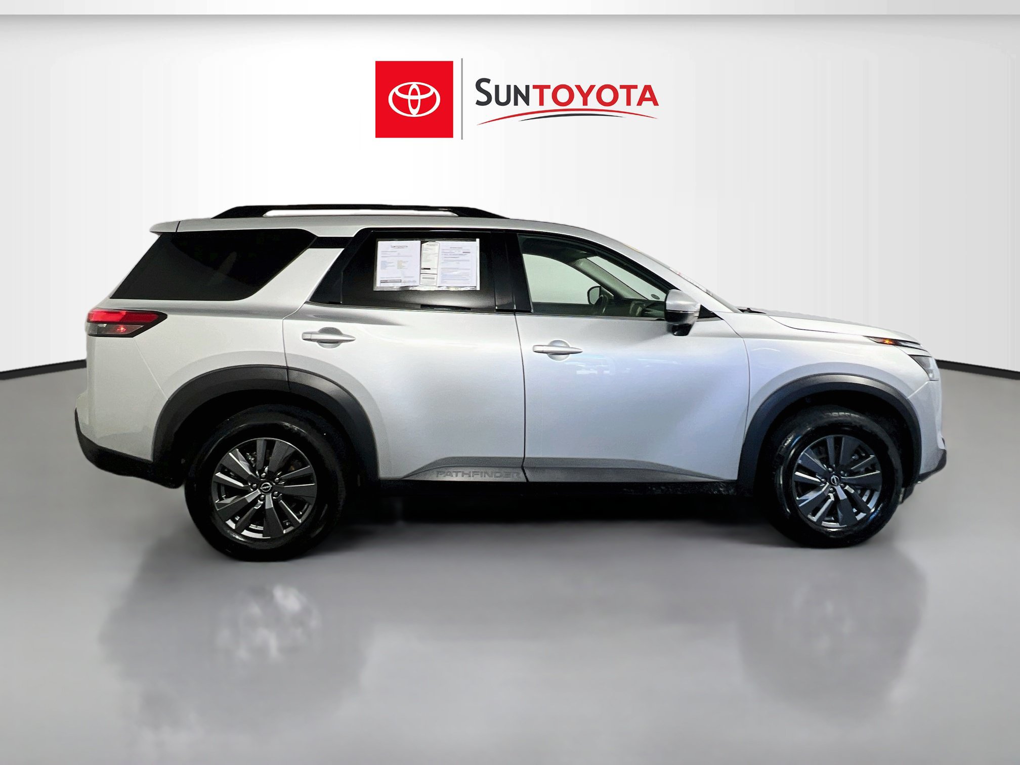 Used 2024 Nissan Pathfinder SV FWD image 2