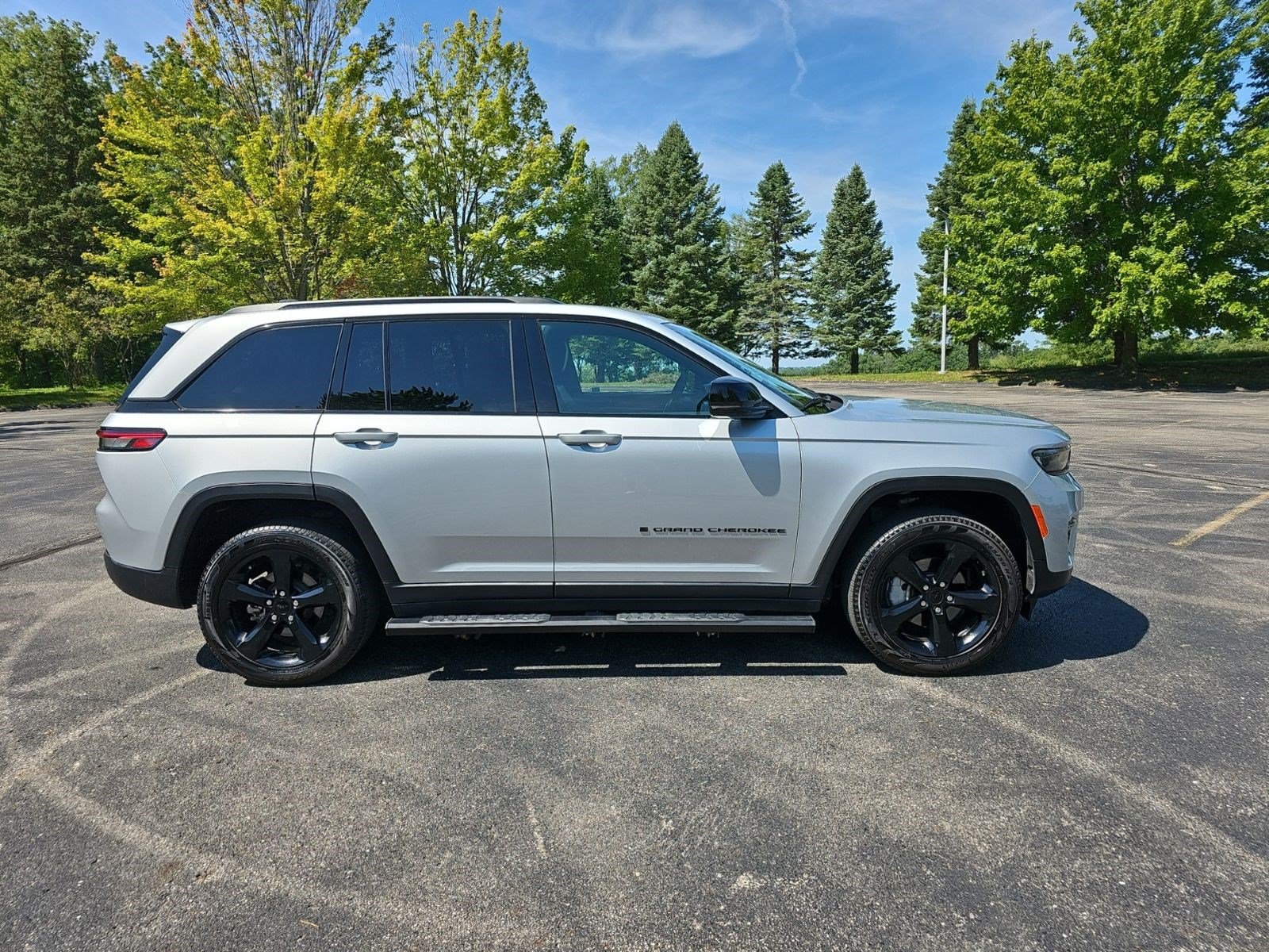 Used 2025 Jeep Grand Cherokee Limited w/ Black Appearance Package AWD/4WD image 7