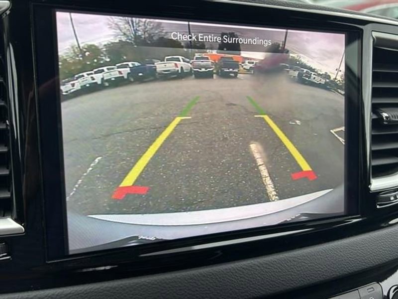 Used 2024 Chrysler Pacifica Touring-L FWD image 12