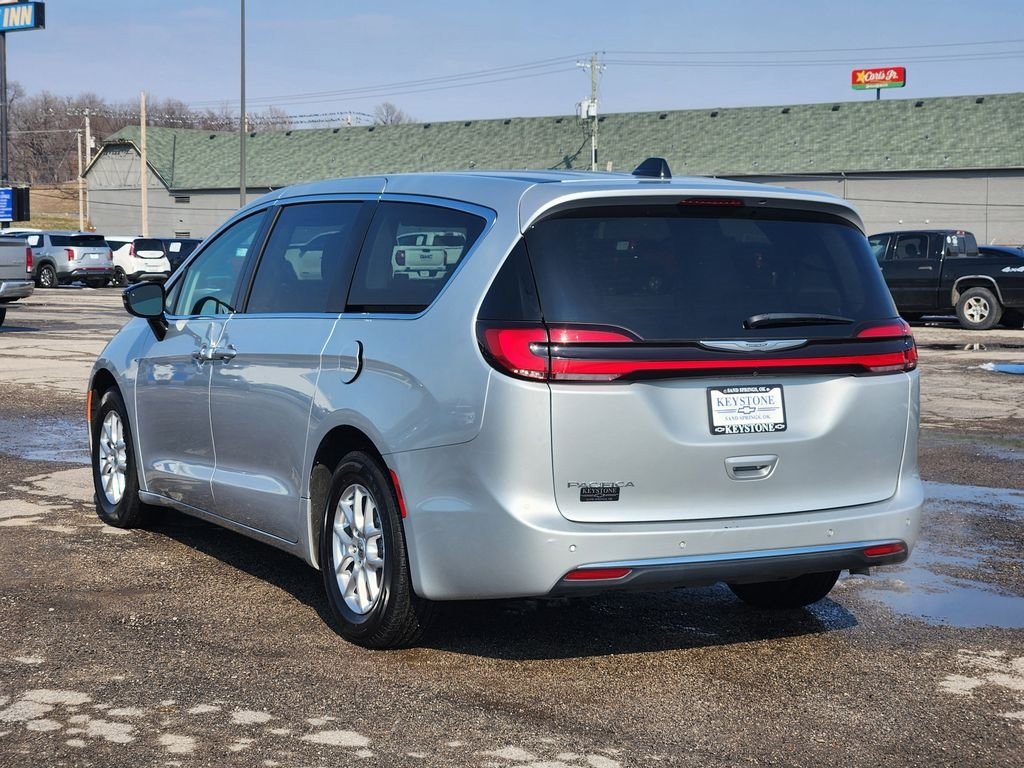 Used 2024 Chrysler Pacifica Touring-L FWD image 7