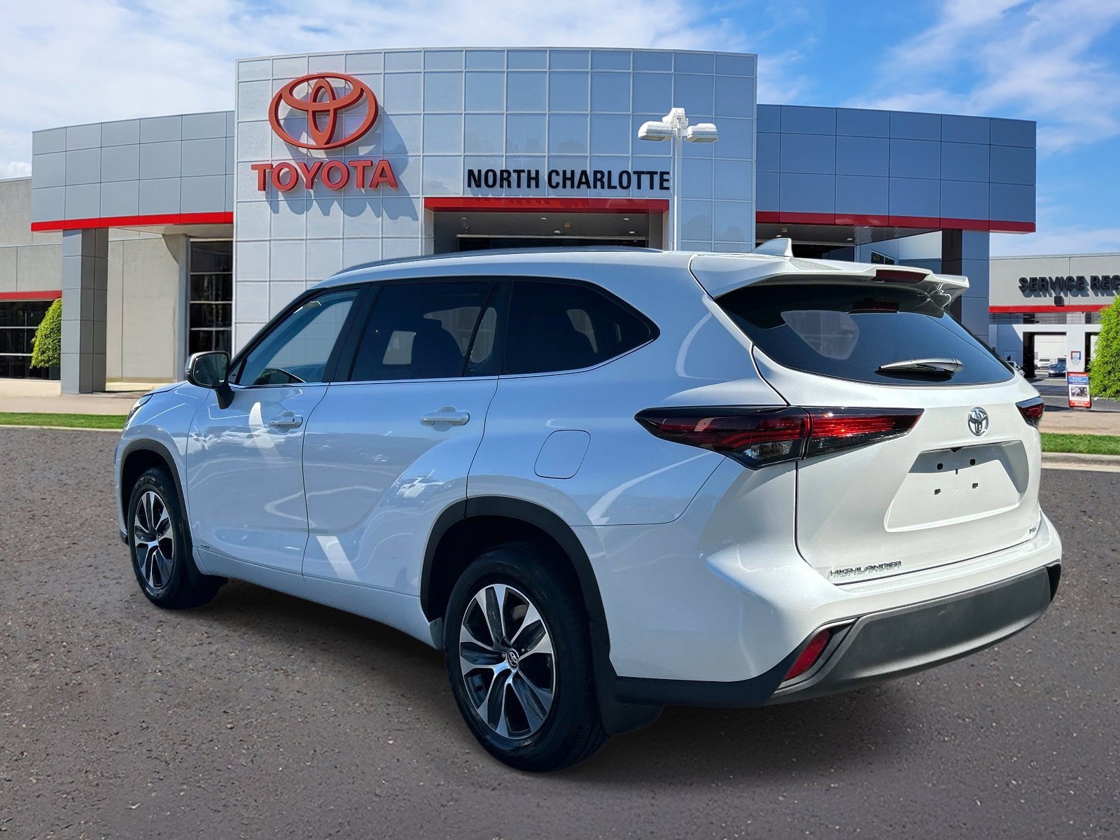 Used 2026 Toyota Highlander XLE AWD/4WD image 4