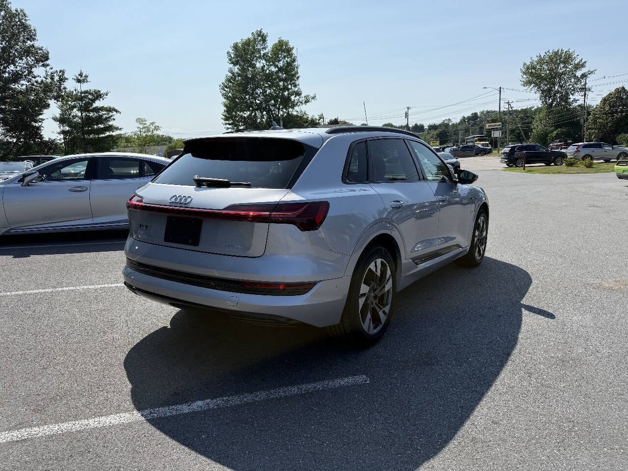 Used 2021 Audi e-tron Premium w/ Convenience Plus Package AWD/4WD image 4