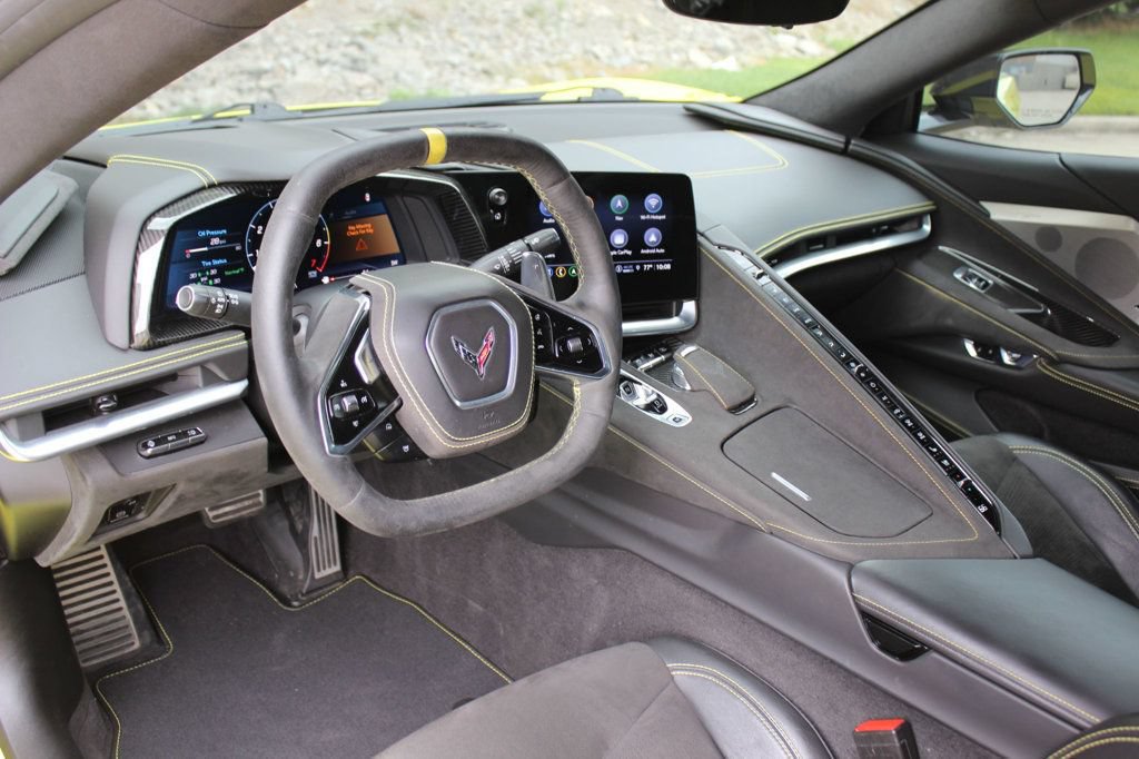 Used 2022 Chevrolet Corvette Stingray Premium Cpe w/ Z51 Performance Package RWD image 17