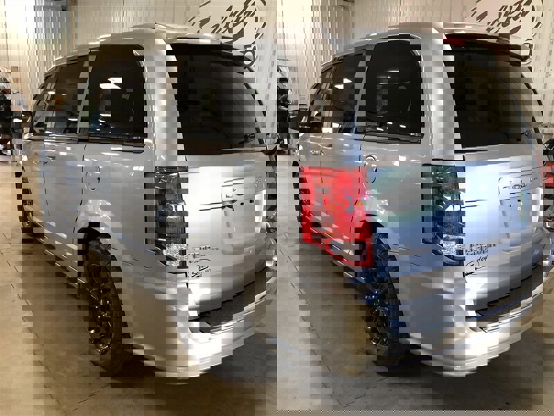 Used 2019 Dodge Grand Caravan GT image 3