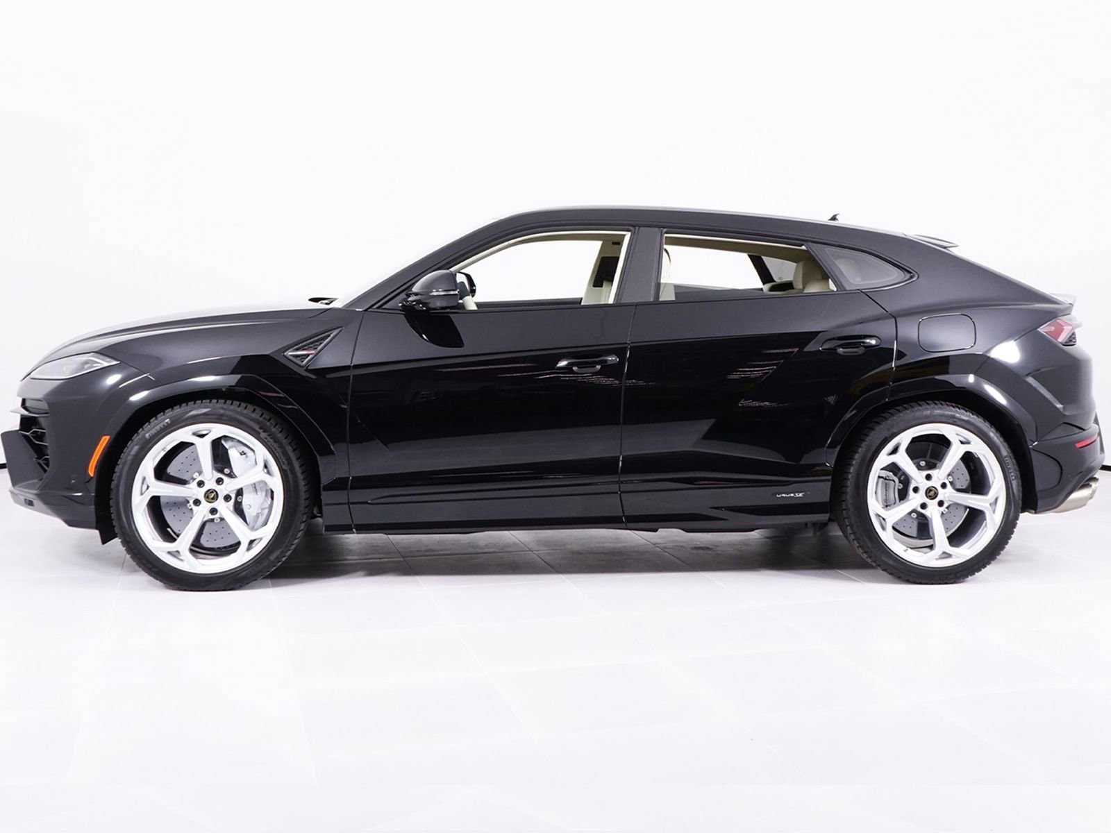 Used 2026 Lamborghini Urus SE AWD/4WD image 2