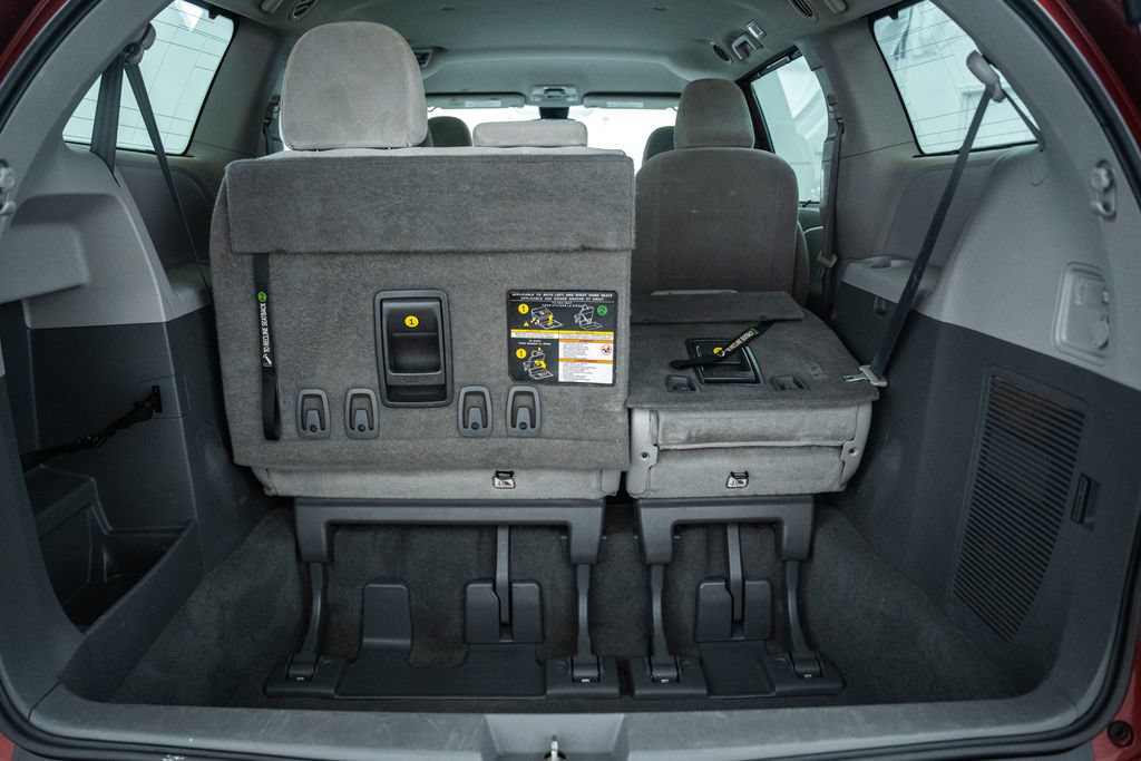 Used 2020 Toyota Sienna LE w/ LE Preferred Package FWD image 11