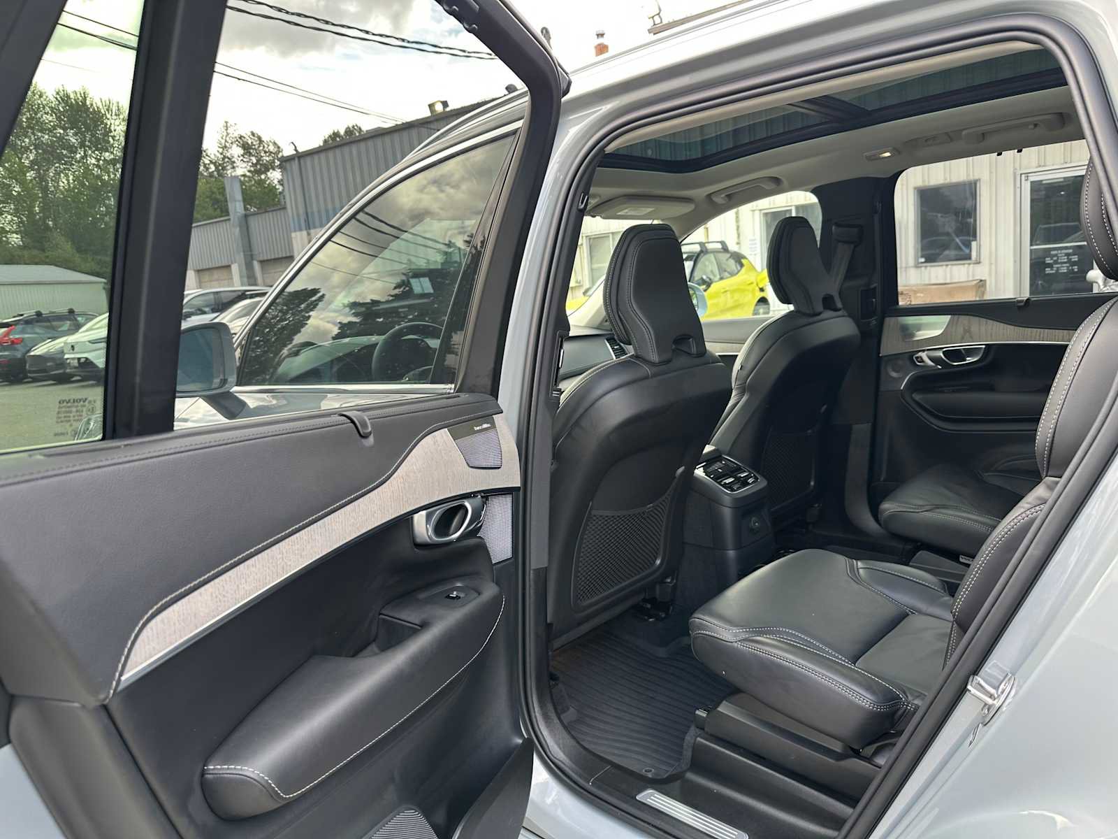 Certified 2024 Volvo XC90 T8 Ultimate w/ Protection Package AWD/4WD image 17