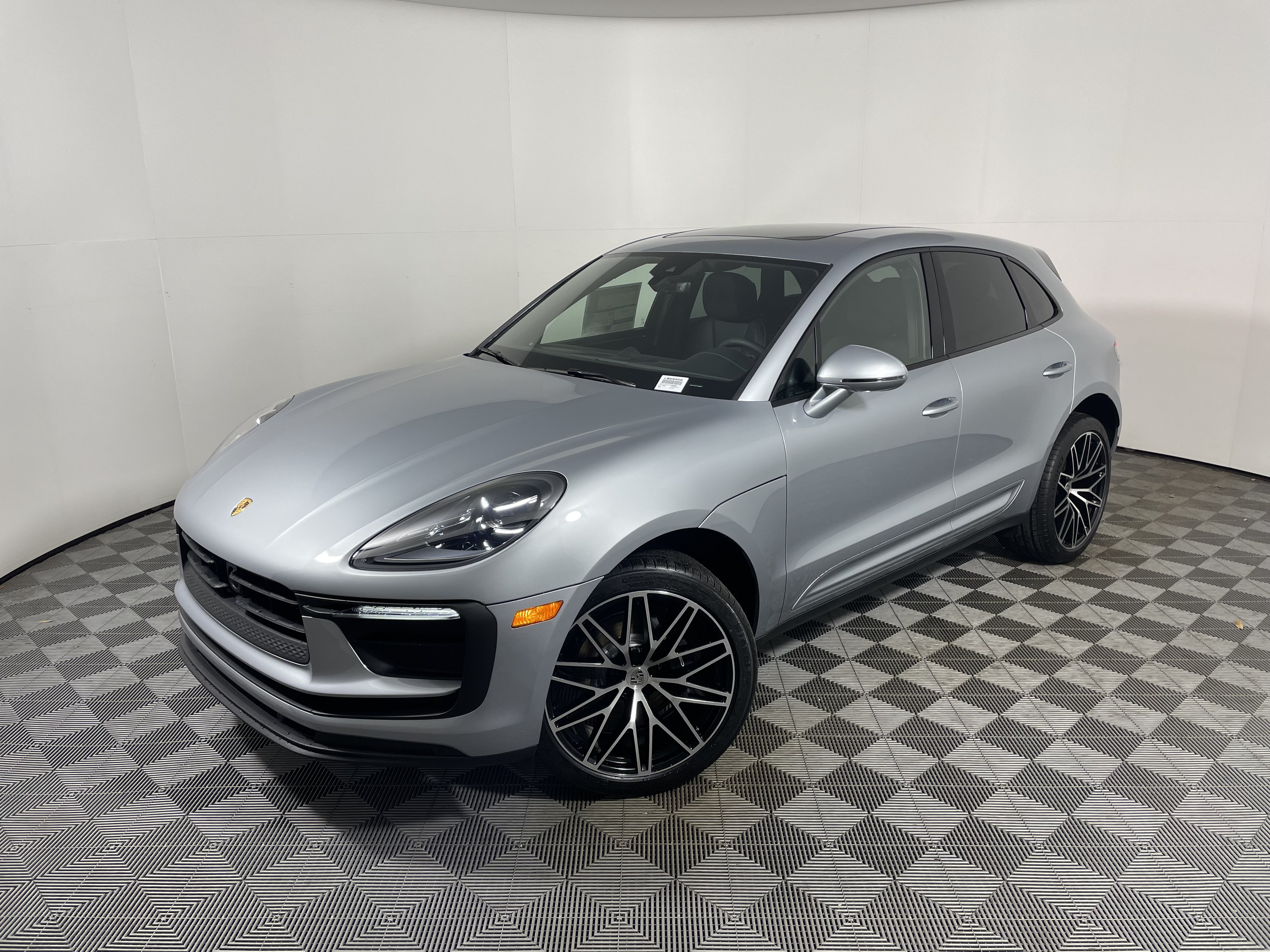 Certified 2026 Porsche Macan AWD/4WD image 1