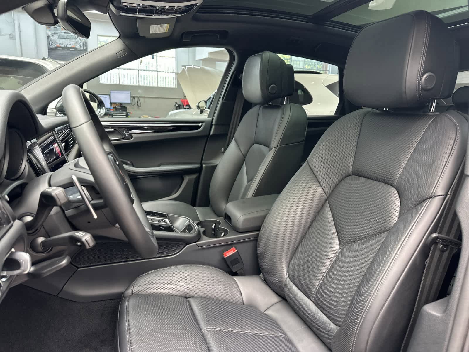 Certified 2025 Porsche Macan AWD/4WD image 5