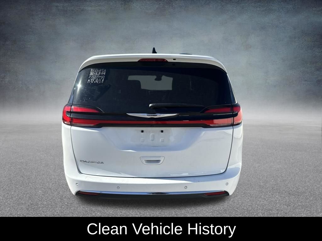 Used 2025 Chrysler Pacifica Select image 6