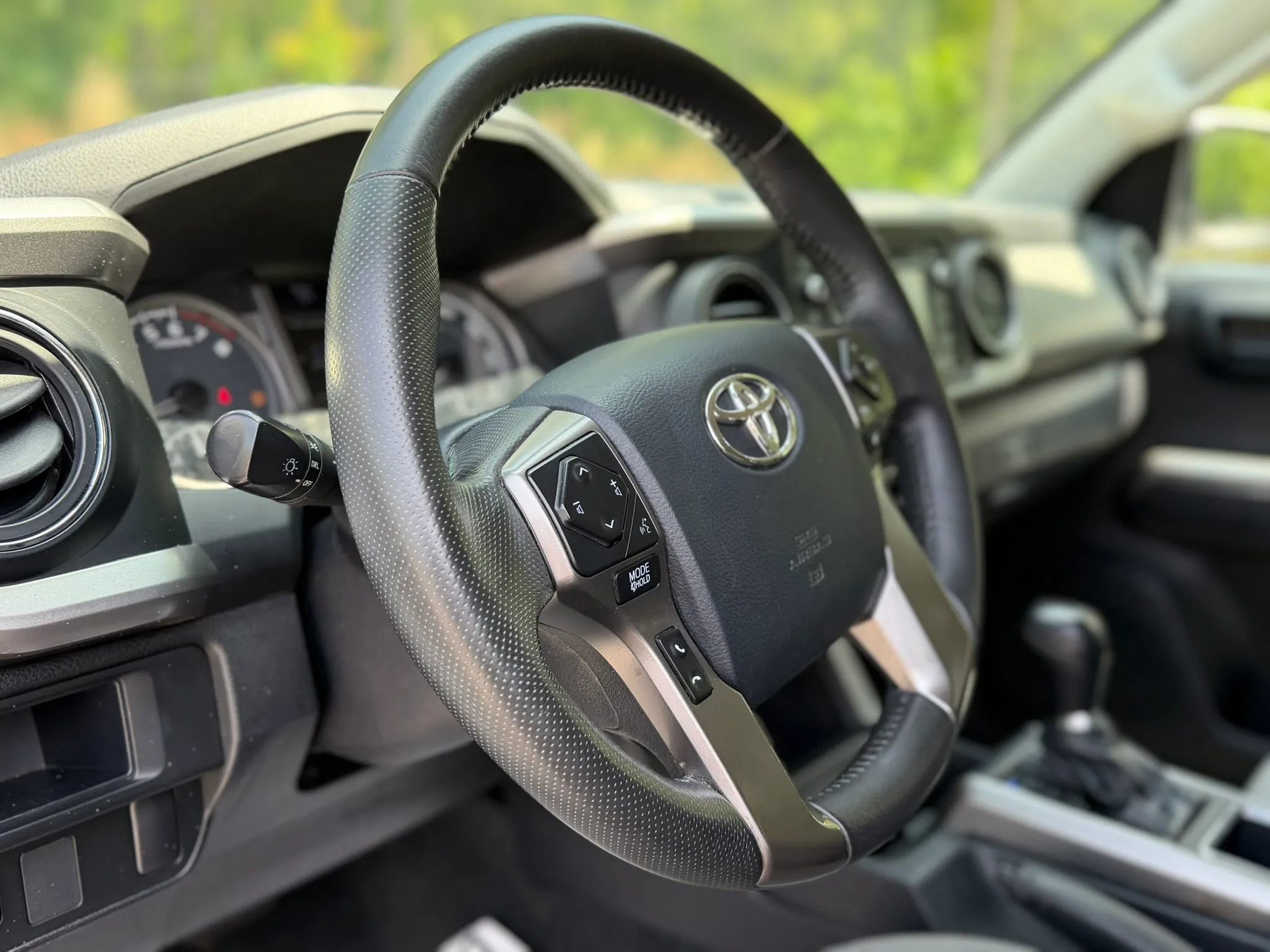Used 2017 Toyota Tacoma SR5 w/ Tow Package RWD image 7