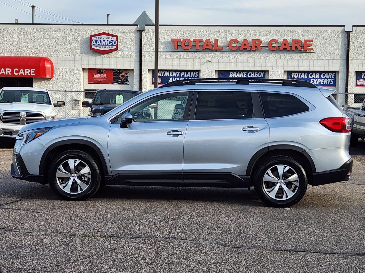 Used 2023 Subaru Ascent Premium image 2