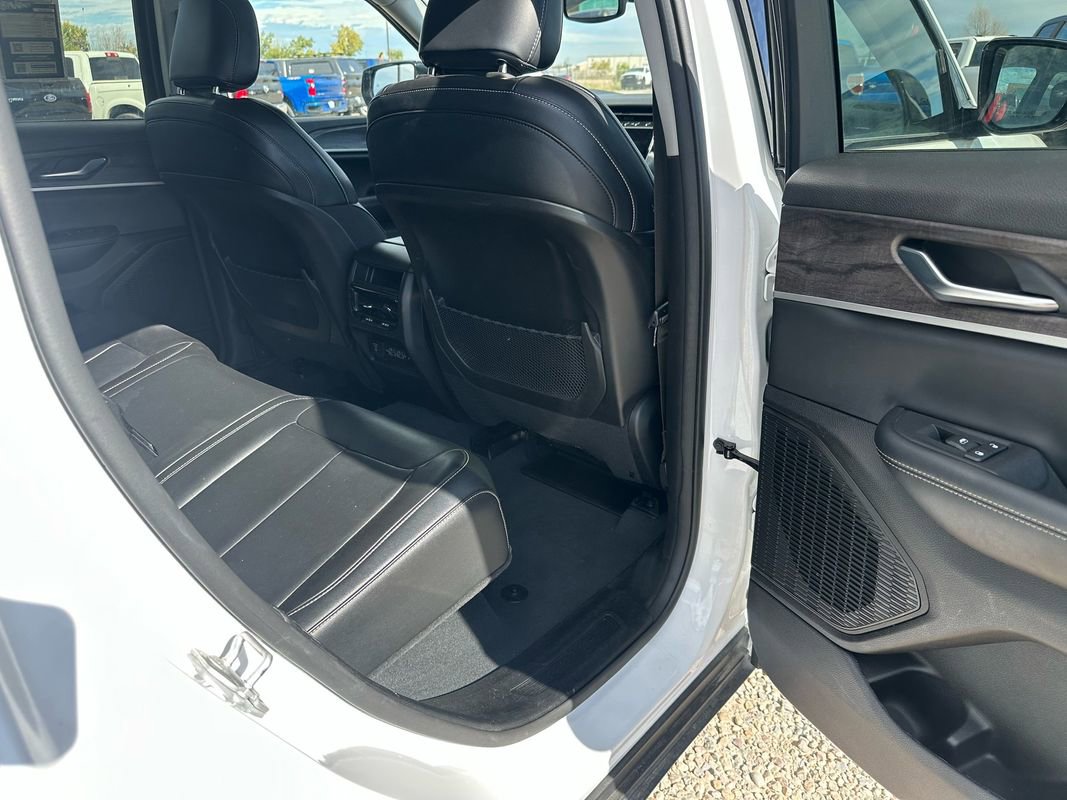 Used 2023 Jeep Grand Cherokee Limited w/ Black Appearance Package image 23