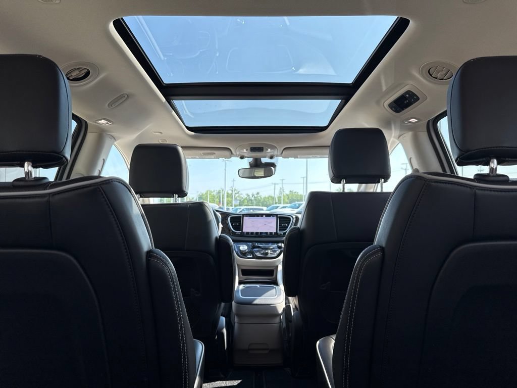 Used 2023 Chrysler Pacifica Limited AWD/4WD image 41