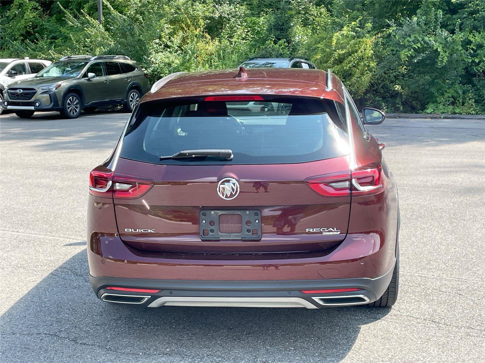 Used 2018 Buick Regal Preferred w/ Sights and Sounds Package AWD/4WD image 4