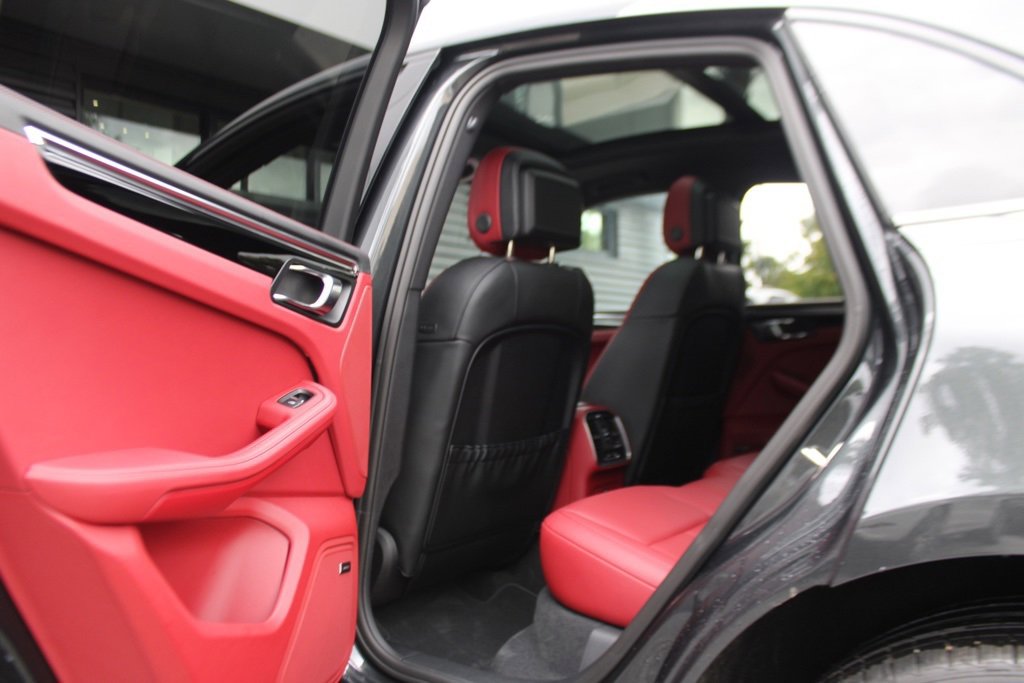 Used 2025 Porsche Macan image 31