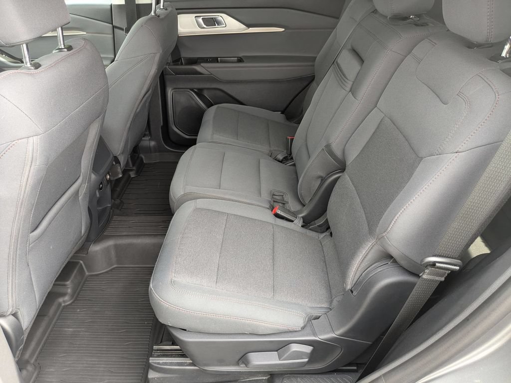 Used 2025 Ford Explorer Active AWD/4WD image 18