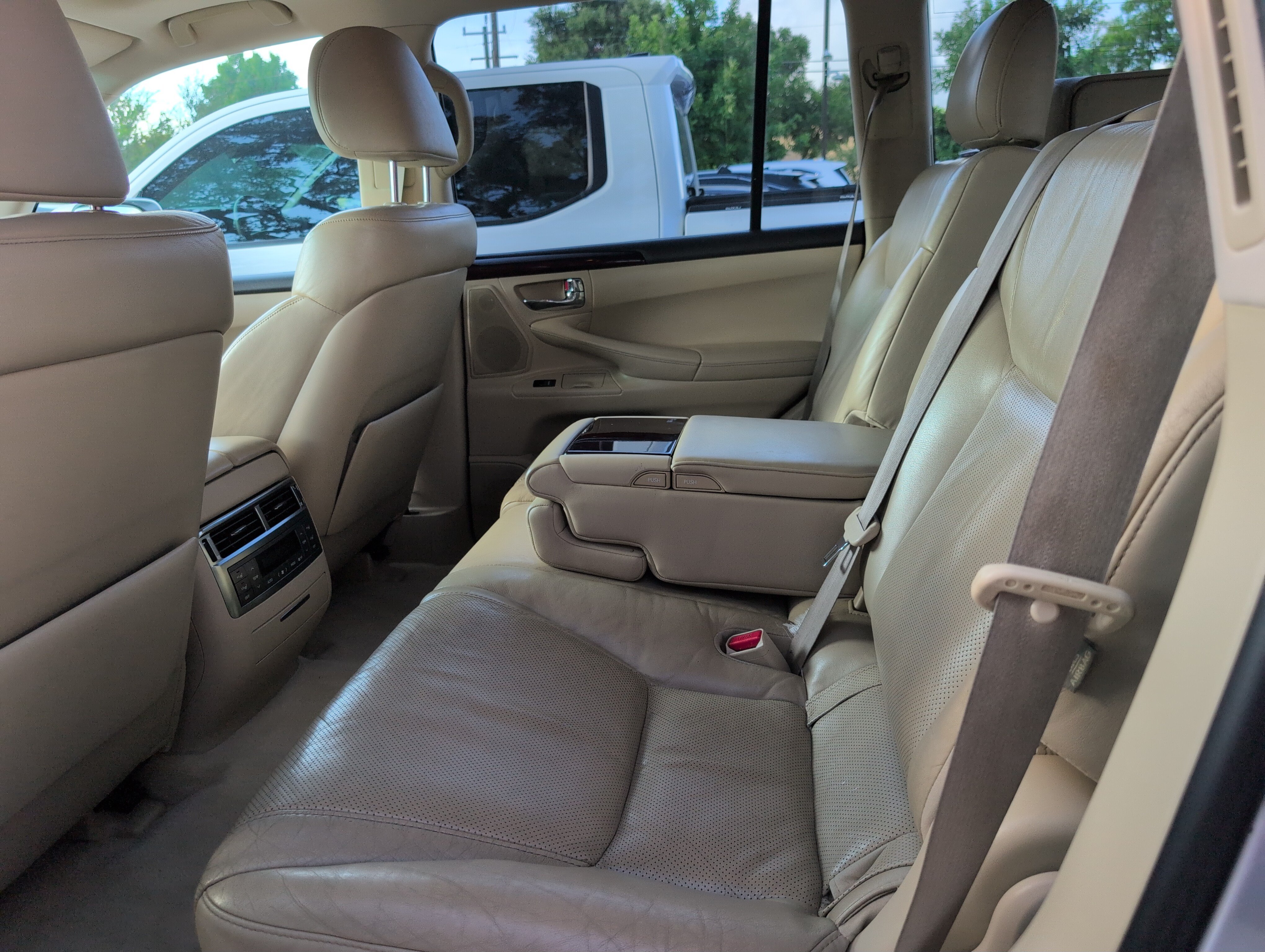 Used 2011 Lexus LX 570 4WD w/ Luxury Pkg image 6