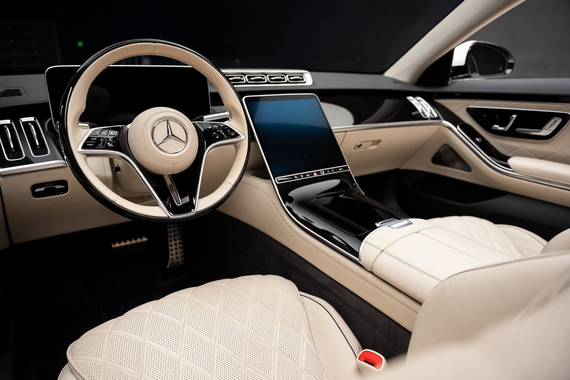 Used 2024 Mercedes-Benz S 580e 4MATIC Sedan w/ AMG Line image 2