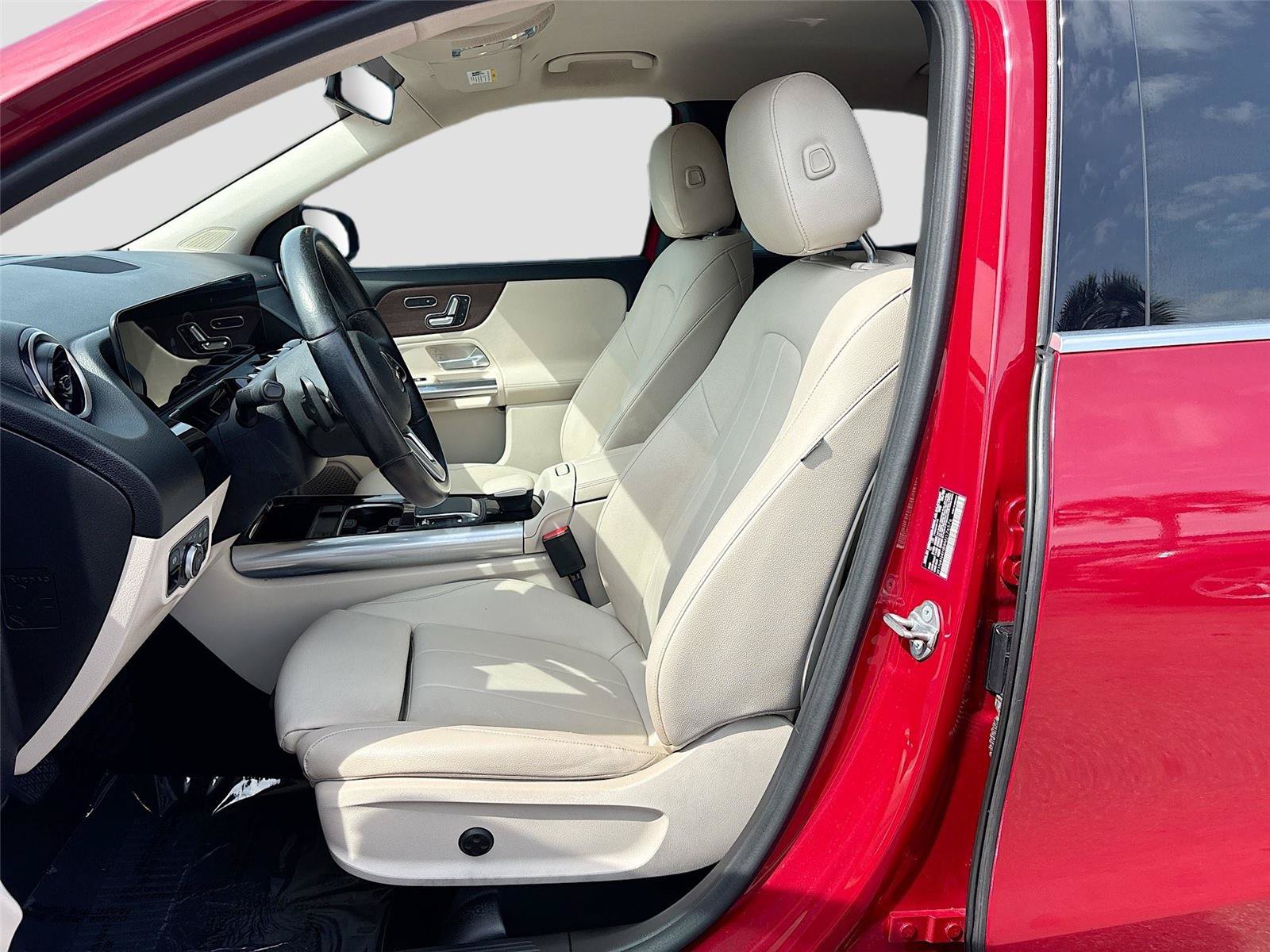 Used 2021 Mercedes-Benz GLA 250 4MATIC w/ Premium Package image 19