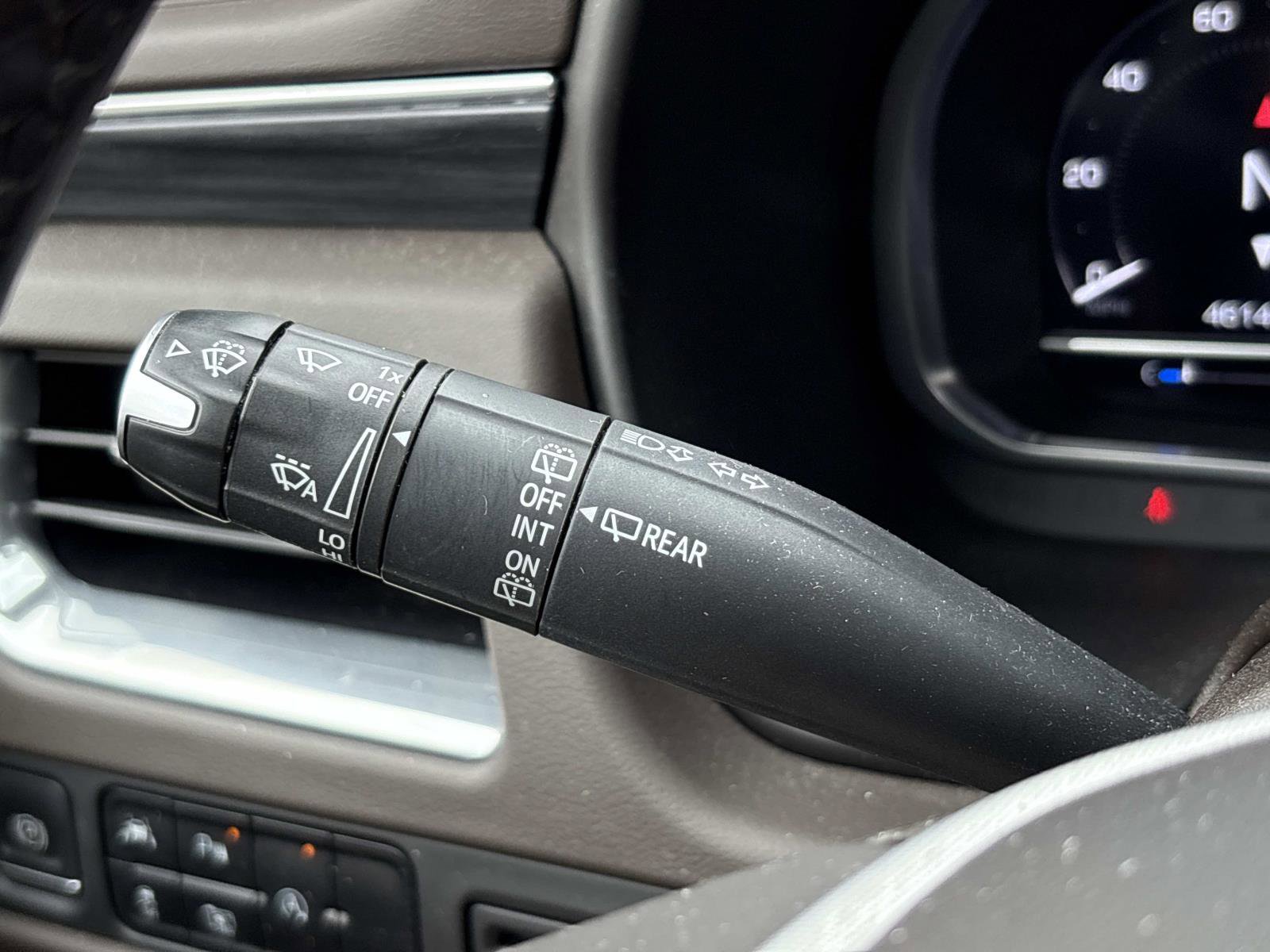 Certified 2023 GMC Yukon SLT w/ SLT Luxury Package image 21