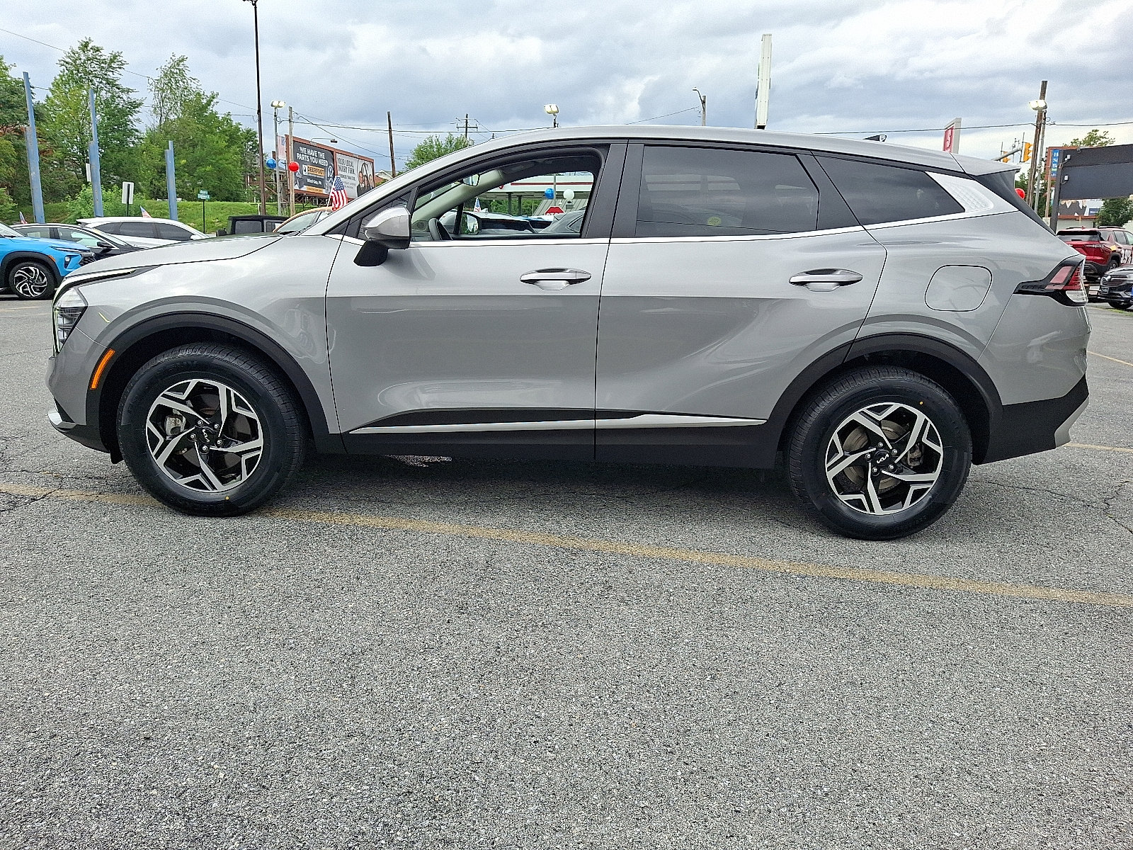 Used 2024 Kia Sportage LX AWD/4WD image 3