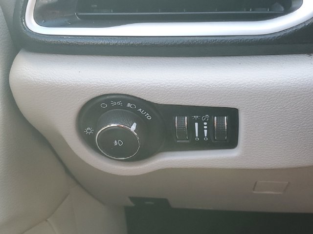 Used 2023 Chrysler Pacifica Touring-L FWD image 19