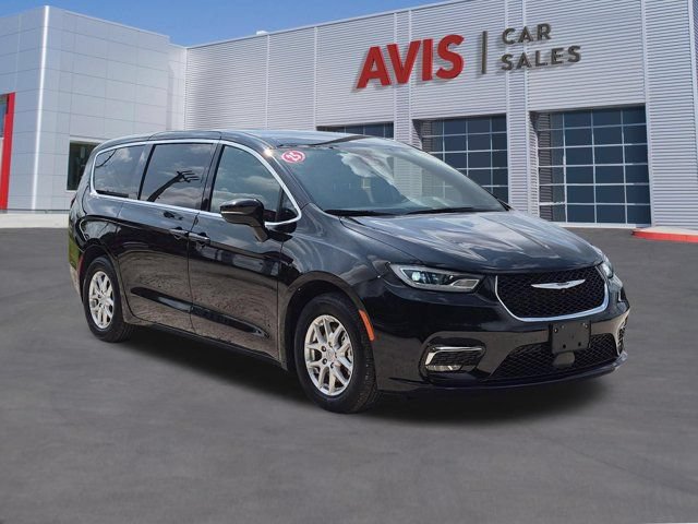 Used 2025 Chrysler Pacifica Select FWD image 3