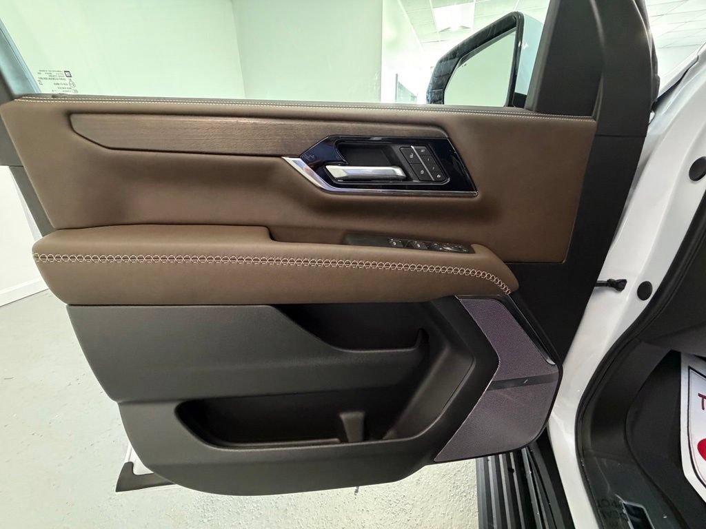 New 2026 GMC Yukon Denali Ultimate w/ LPO, Floor Liner Package AWD/4WD image 15