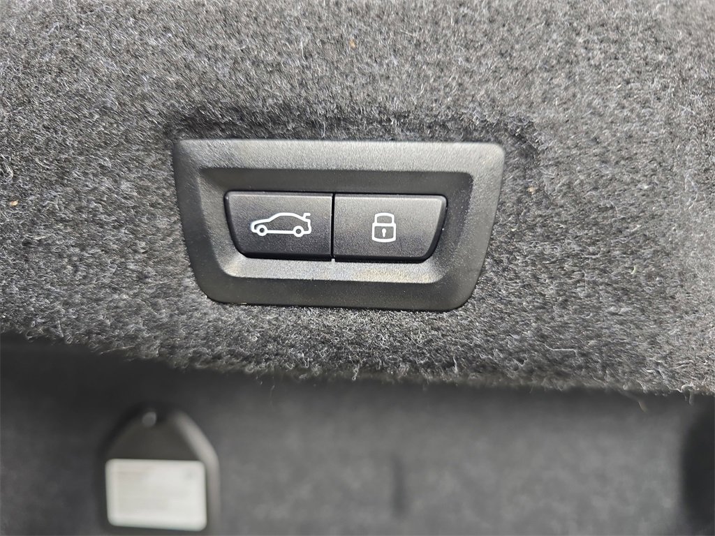 Used 2025 BMW 530i xDrive w/ Premium Package image 16