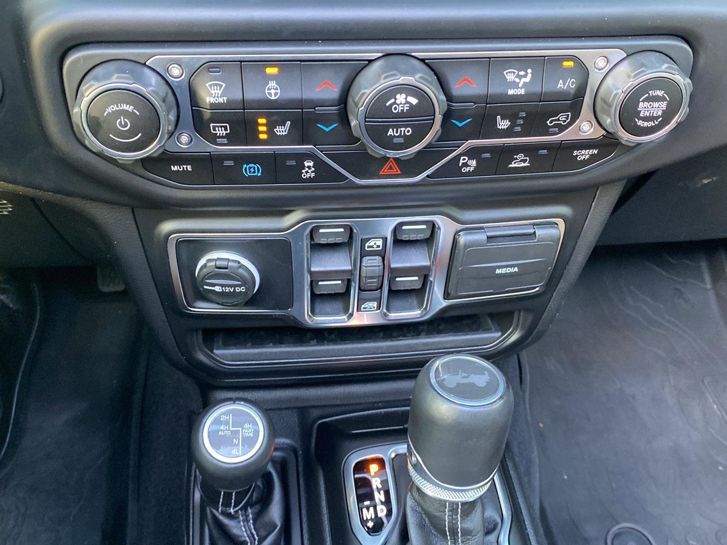 Certified 2023 Jeep Wrangler Sahara w/ Cold Weather Group image 15