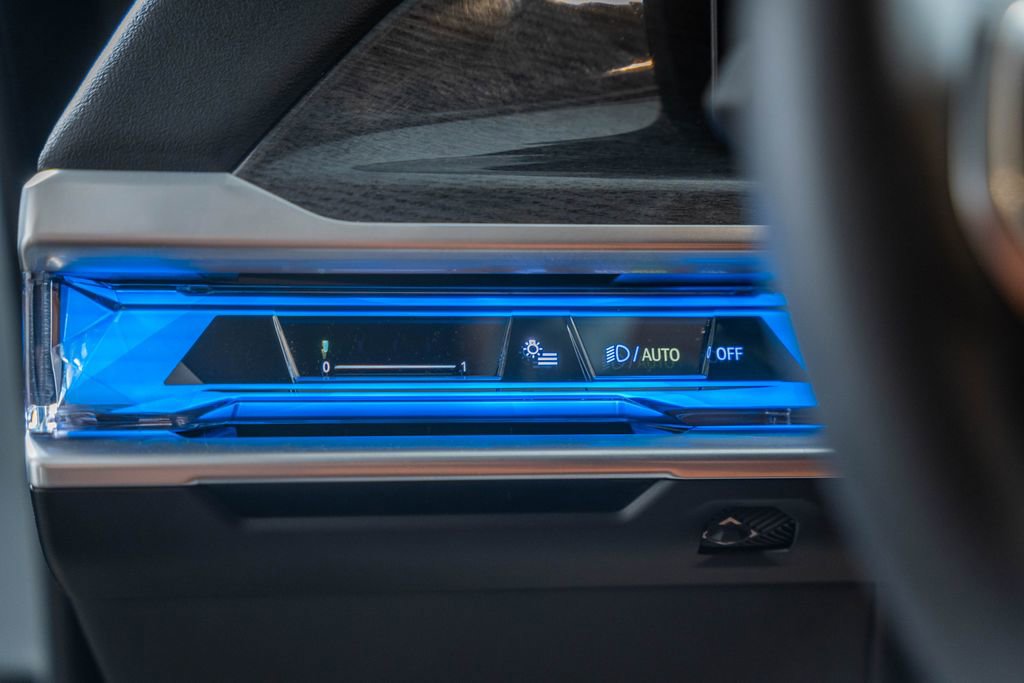 Used 2025 BMW 750e xDrive image 43