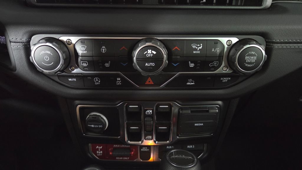 Used 2024 Jeep Gladiator Mojave w/ Technology Group AWD/4WD image 25