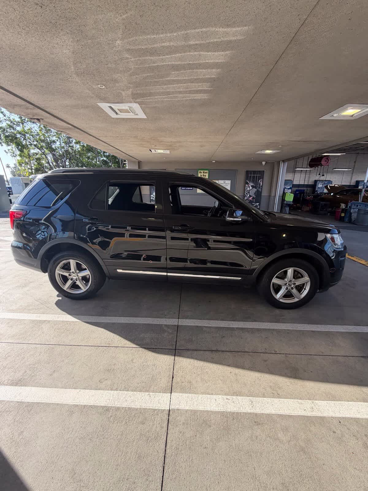 Used 2018 Ford Explorer XLT w/ Equipment Group 201A FWD image 4