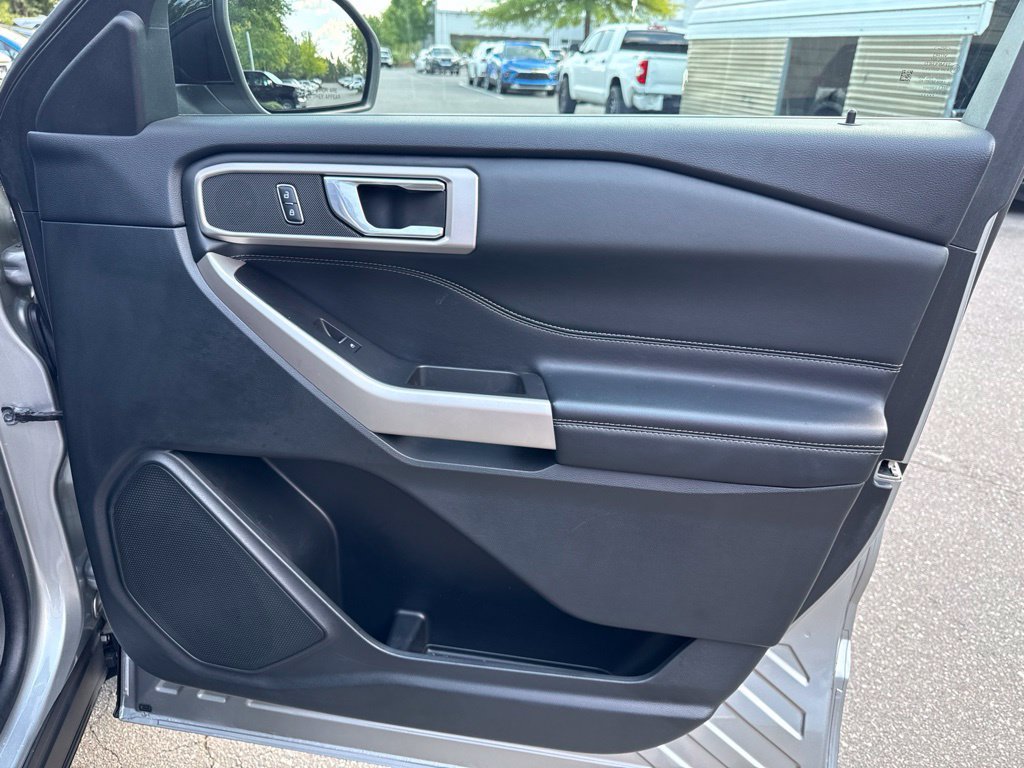Used 2023 Ford Explorer XLT AWD/4WD image 40