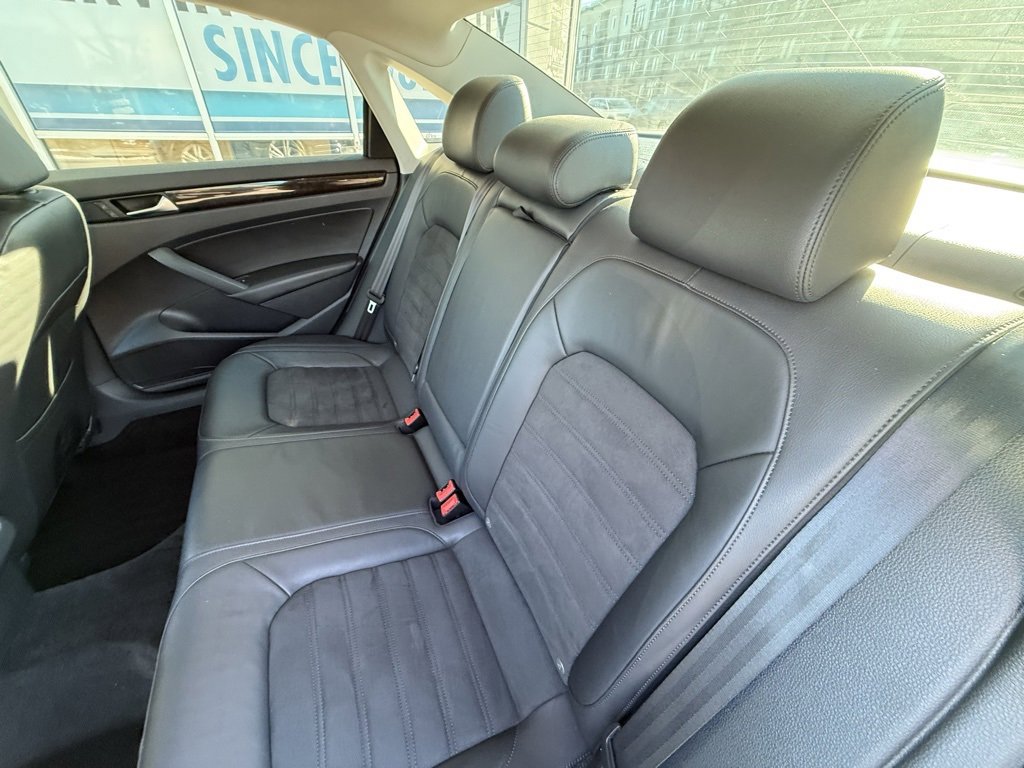 Used 2015 Volkswagen Passat TDI SEL Premium image 30