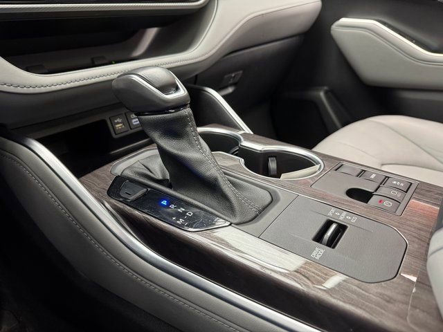 Used 2023 Toyota Highlander Platinum image 16