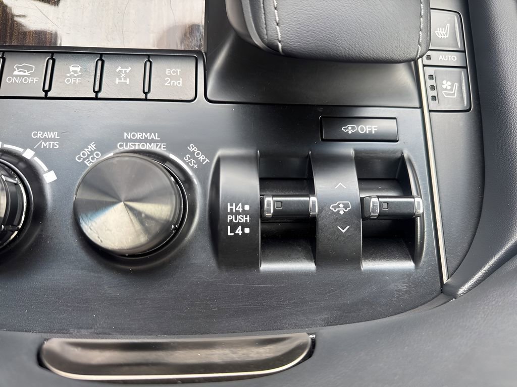 Used 2021 Lexus LX 570 4WD w/ Luxury Package image 26