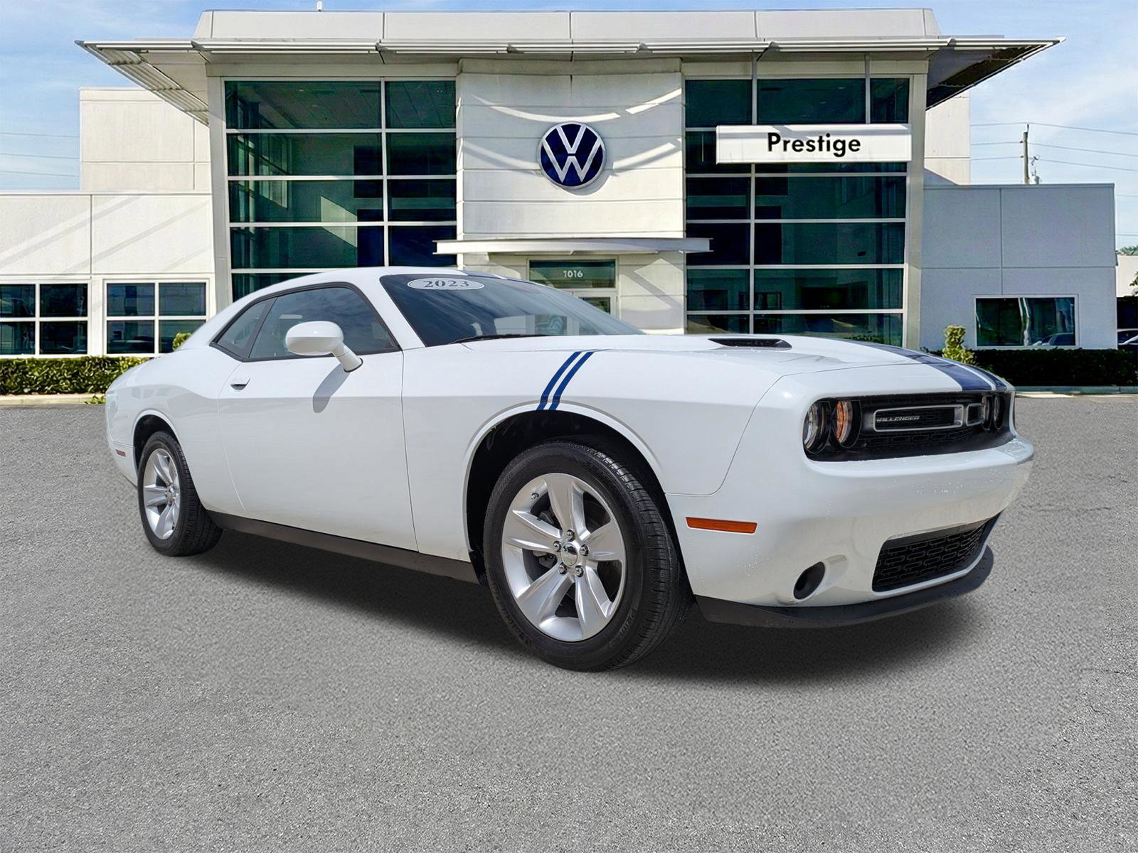 Used 2023 Dodge Challenger SXT image 1
