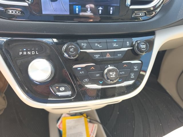 Used 2017 Chrysler Pacifica Touring-L Plus w/ Advanced Safetytec Group FWD image 17