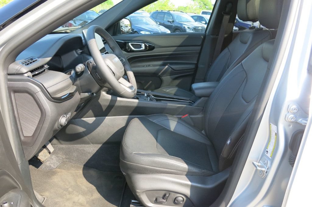Used 2025 Jeep Compass Limited w/ High Altitude Package AWD/4WD image 13