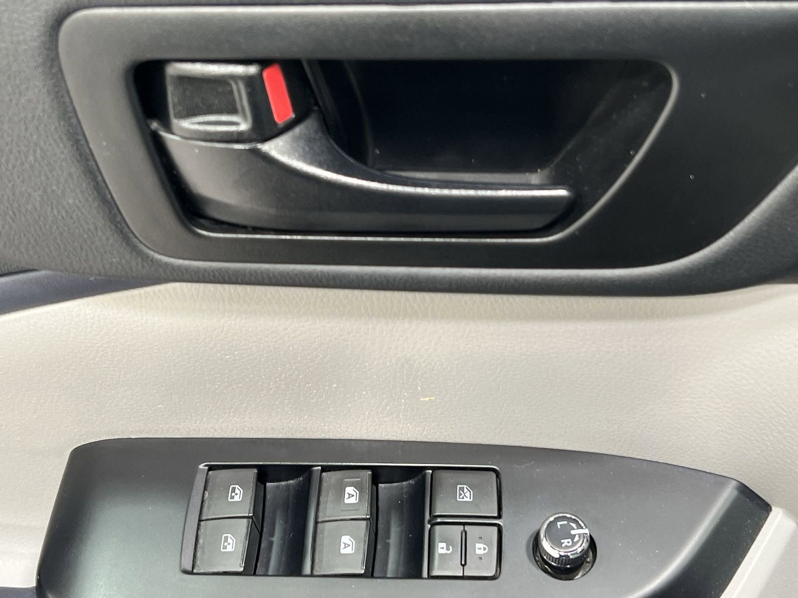 Used 2018 Toyota Highlander LE image 13