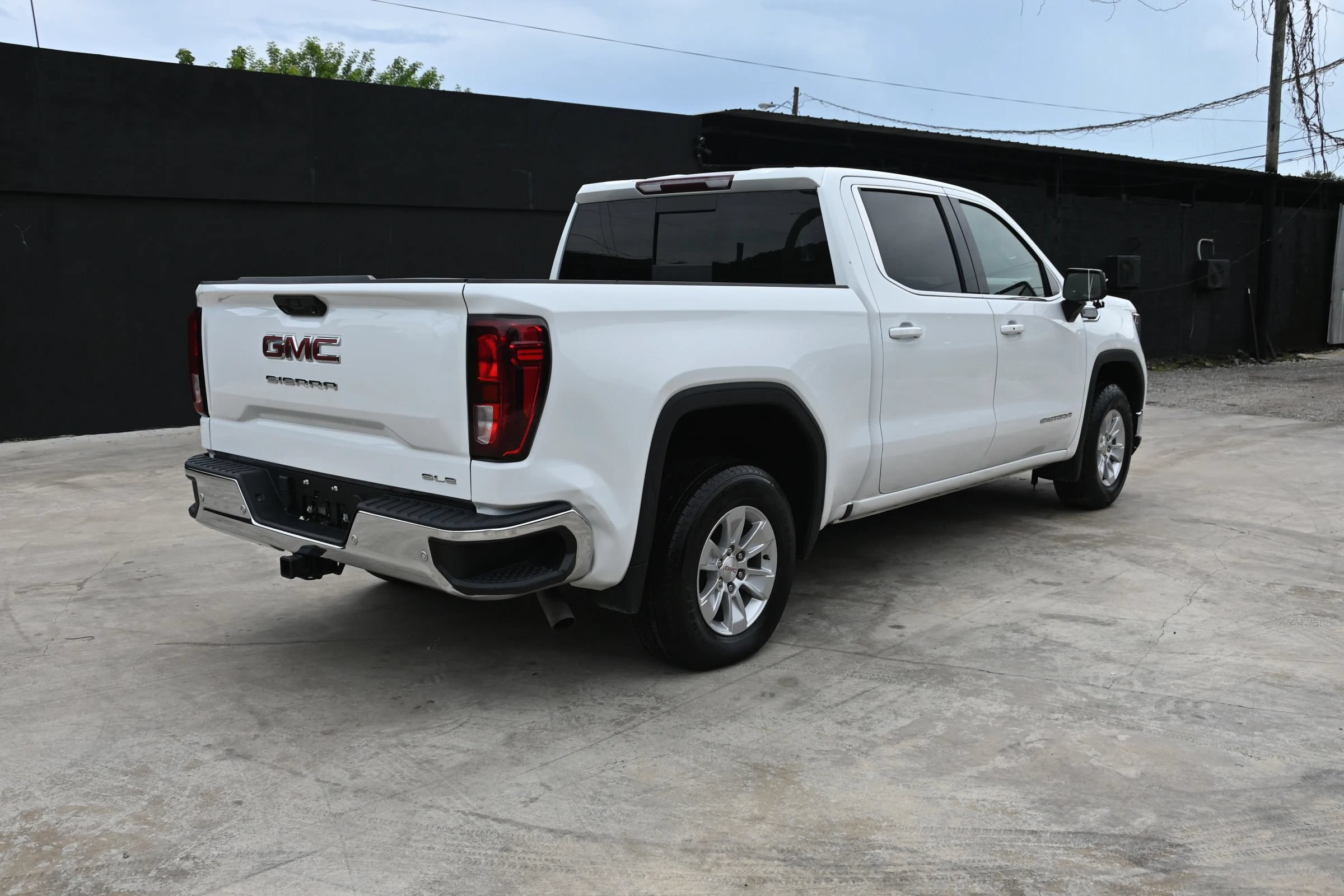 Used 2024 GMC Sierra 1500 SLE w/ Preferred Package RWD image 3