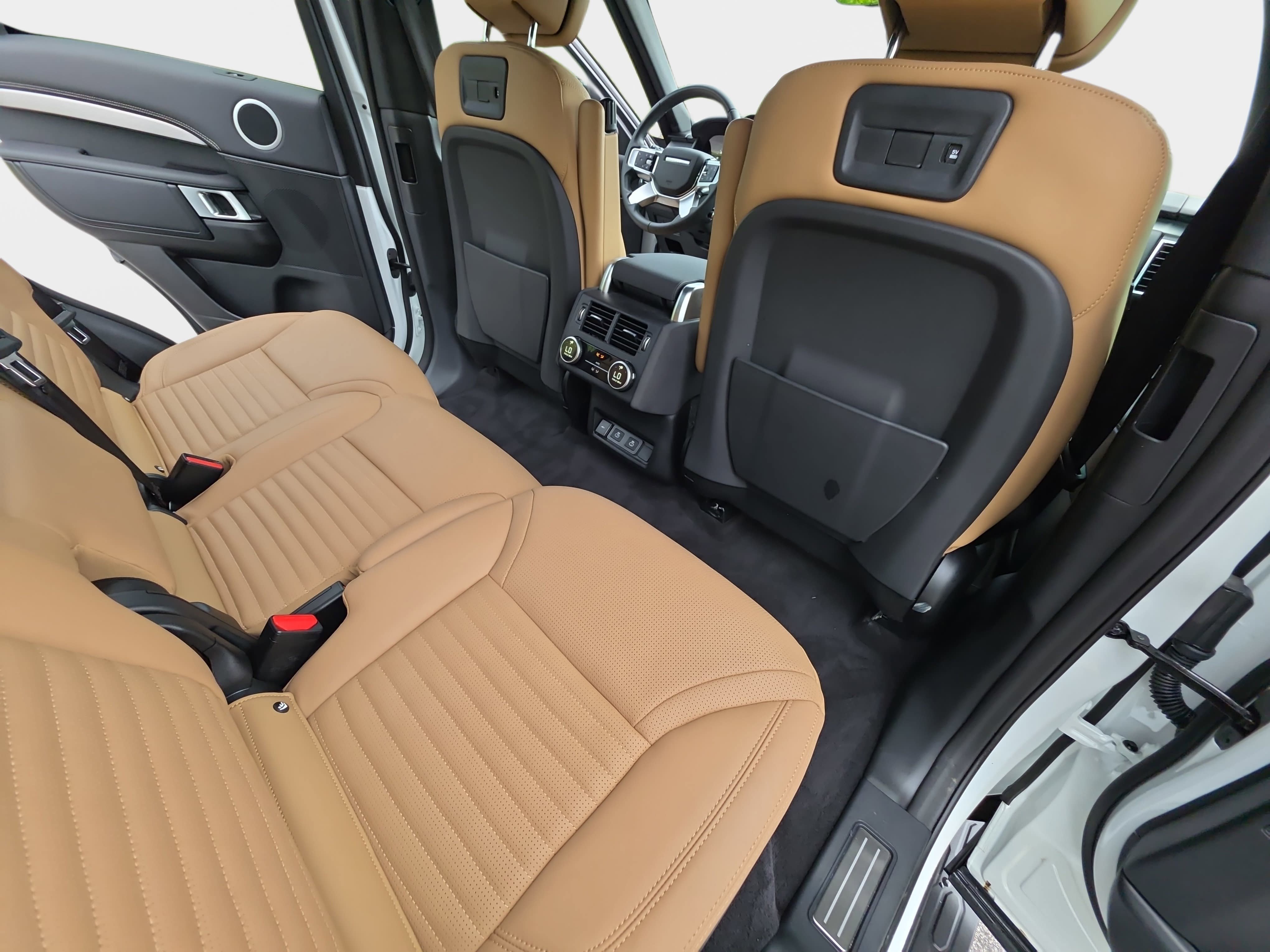 Used 2025 Land Rover Discovery Dynamic SE AWD/4WD image 11