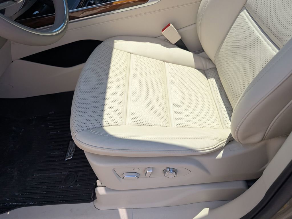 Used 2025 Cadillac Escalade Sport Platinum w/ LPO, Floor Liner Package AWD/4WD image 23