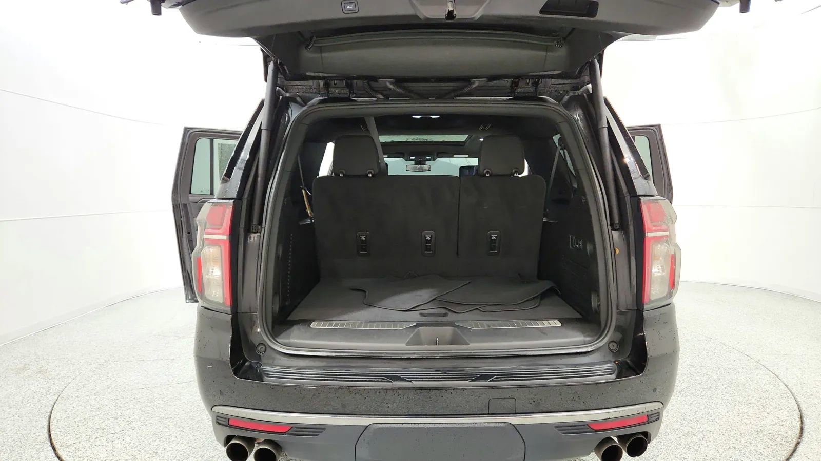 Used 2022 Chevrolet Suburban RST w/ Sport Performance Package image 19