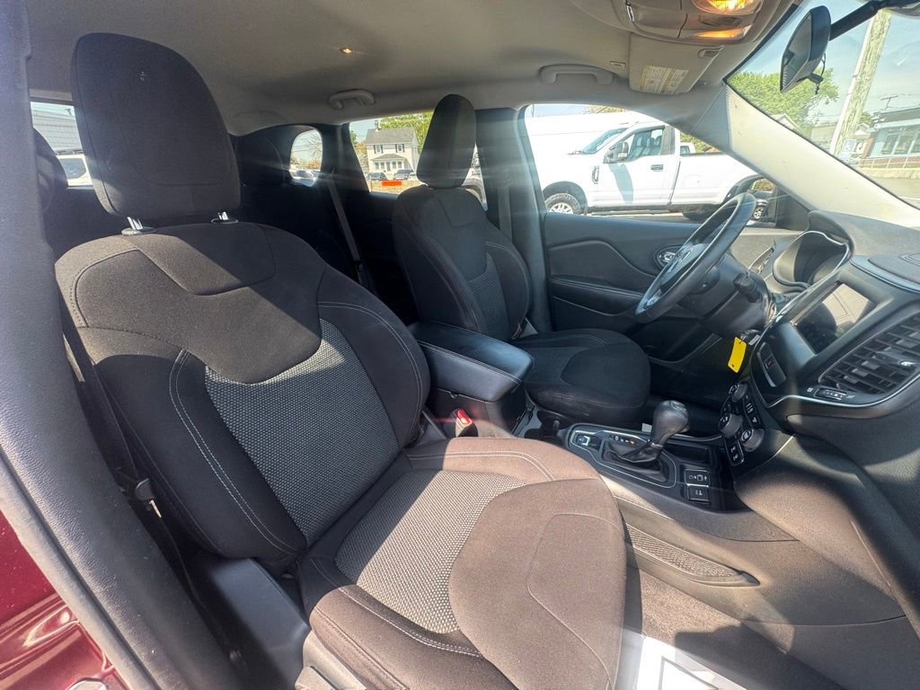 Used 2019 Jeep Cherokee Latitude w/ Popular Appearance Group FWD image 21