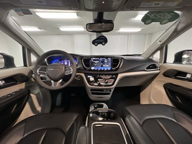 Used 2023 Chrysler Pacifica Touring-L FWD image 19