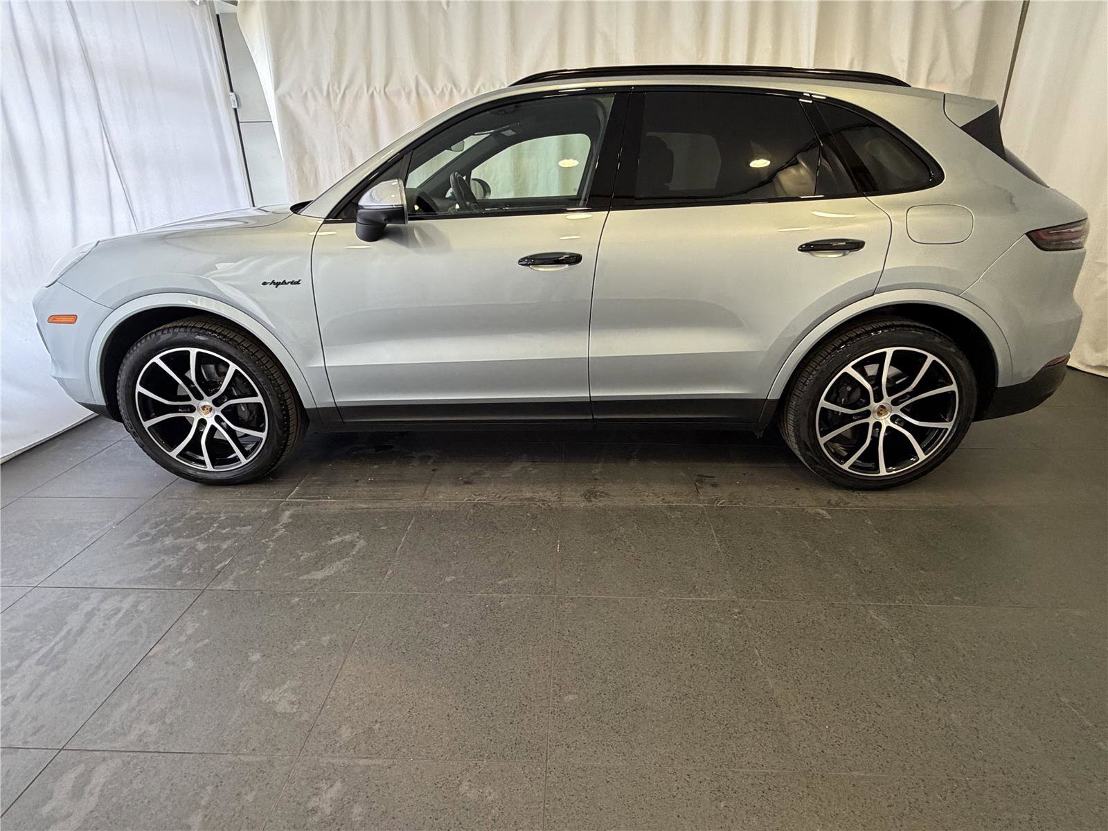 Certified 2022 Porsche Cayenne E-Hybrid image 2